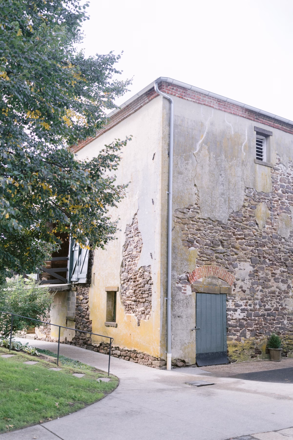 johnsons locust hall farm wedding venue new jersey - A Farm Wedding at Johnson's Locust Hall, New Jersey Historic stone and stucco farm building at Johnson's Locust Hall wedding venue in New Jersey photographed by Ashley Izquierdo Photography